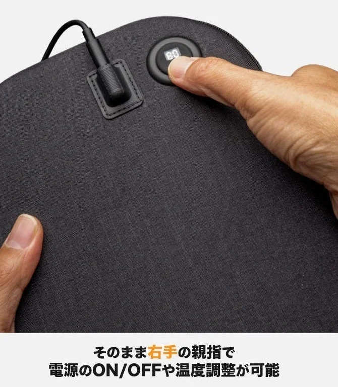 右手の親指でボタンを操作する様子