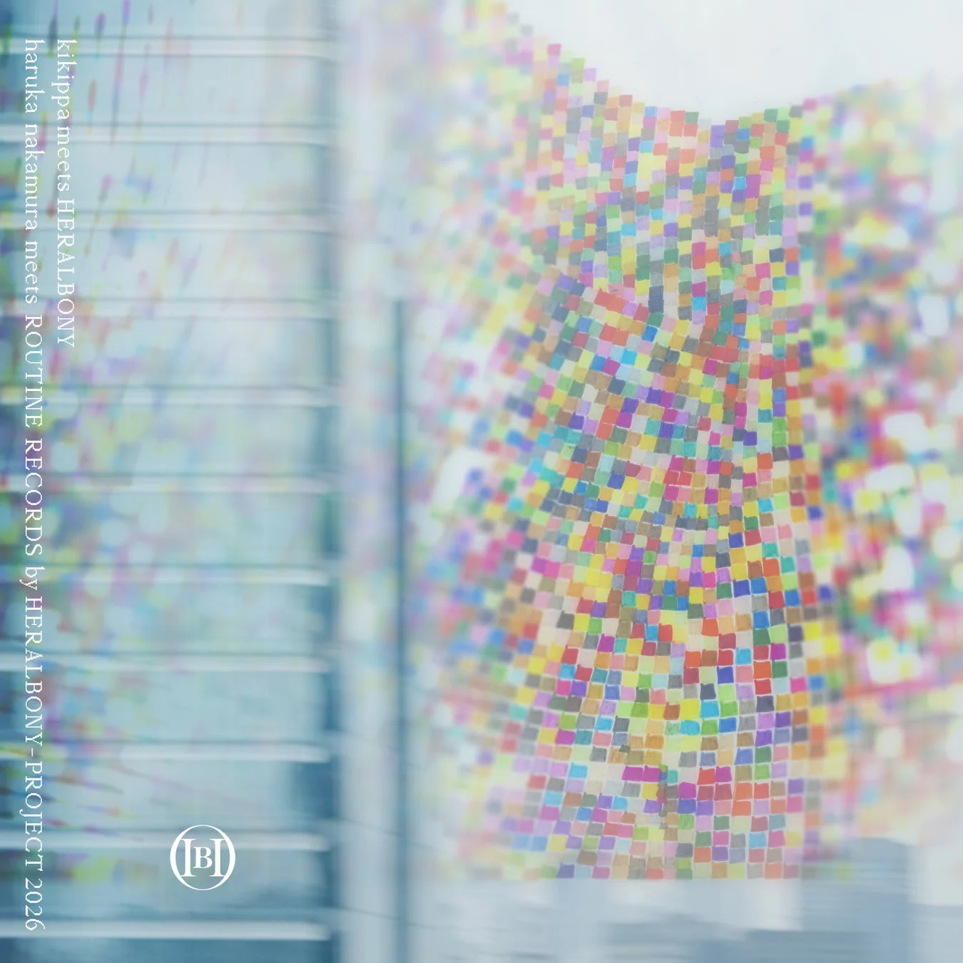 カラフルなモザイクと水色の抽象的な背景が特徴。