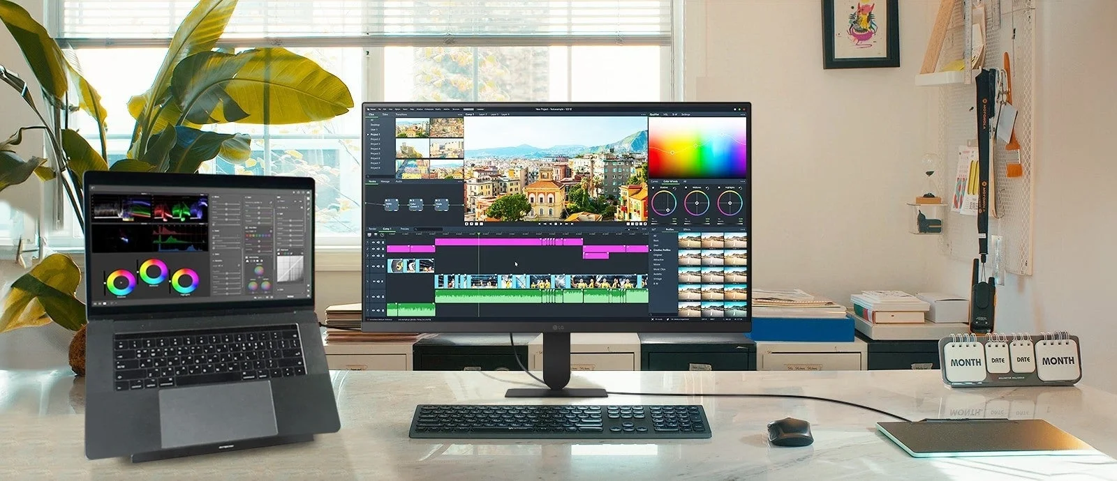 ビデオ編集作業中のモニターとノートパソコン