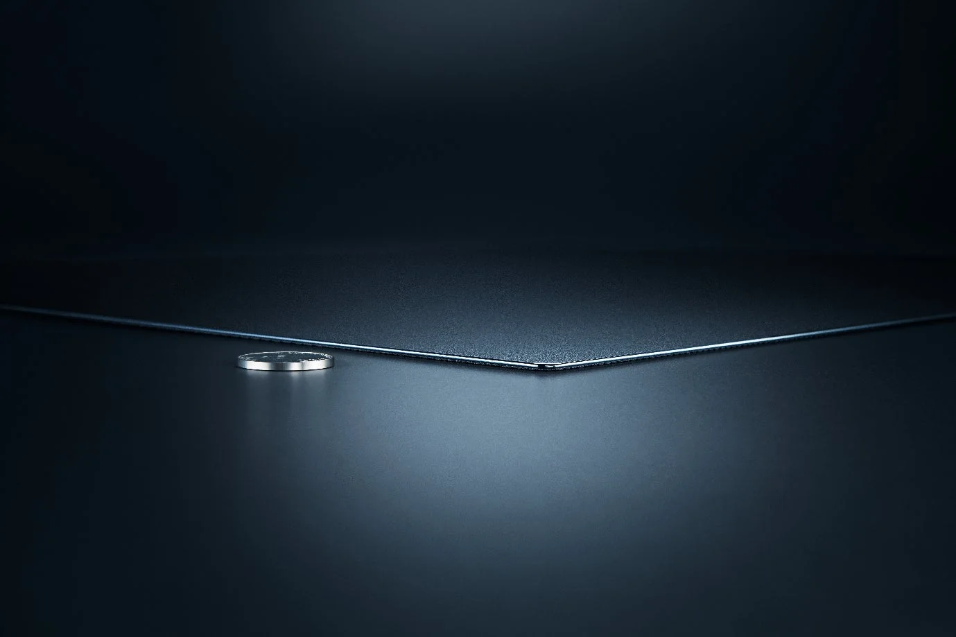 薄さを示すコインとシート