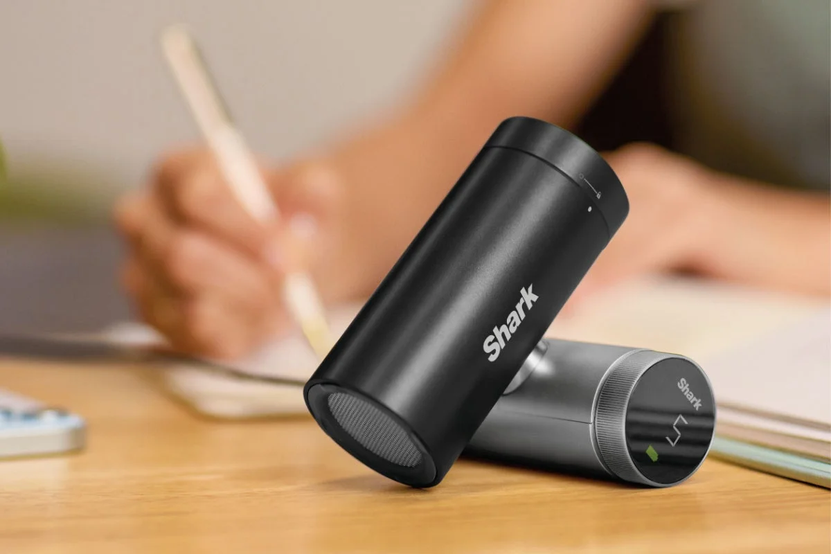 木製のデスクに置かれた2台のShark製ハンディクリーナー
