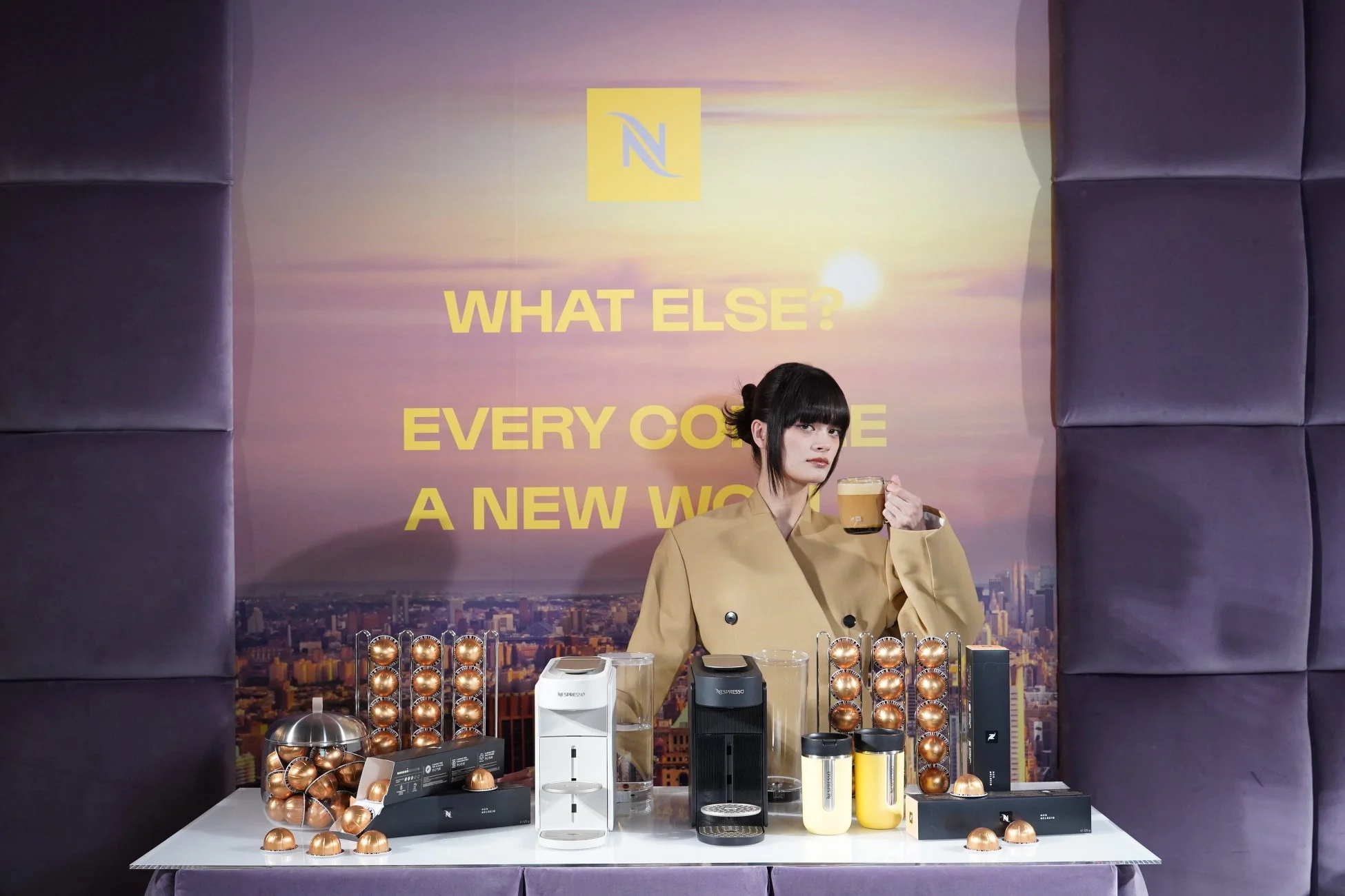ネスプレッソのコーヒーマシンとカプセルが並ぶイベント会場