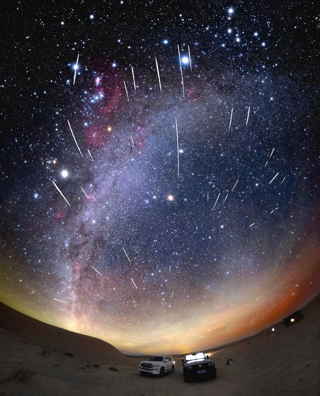 星空とSUVの夜景