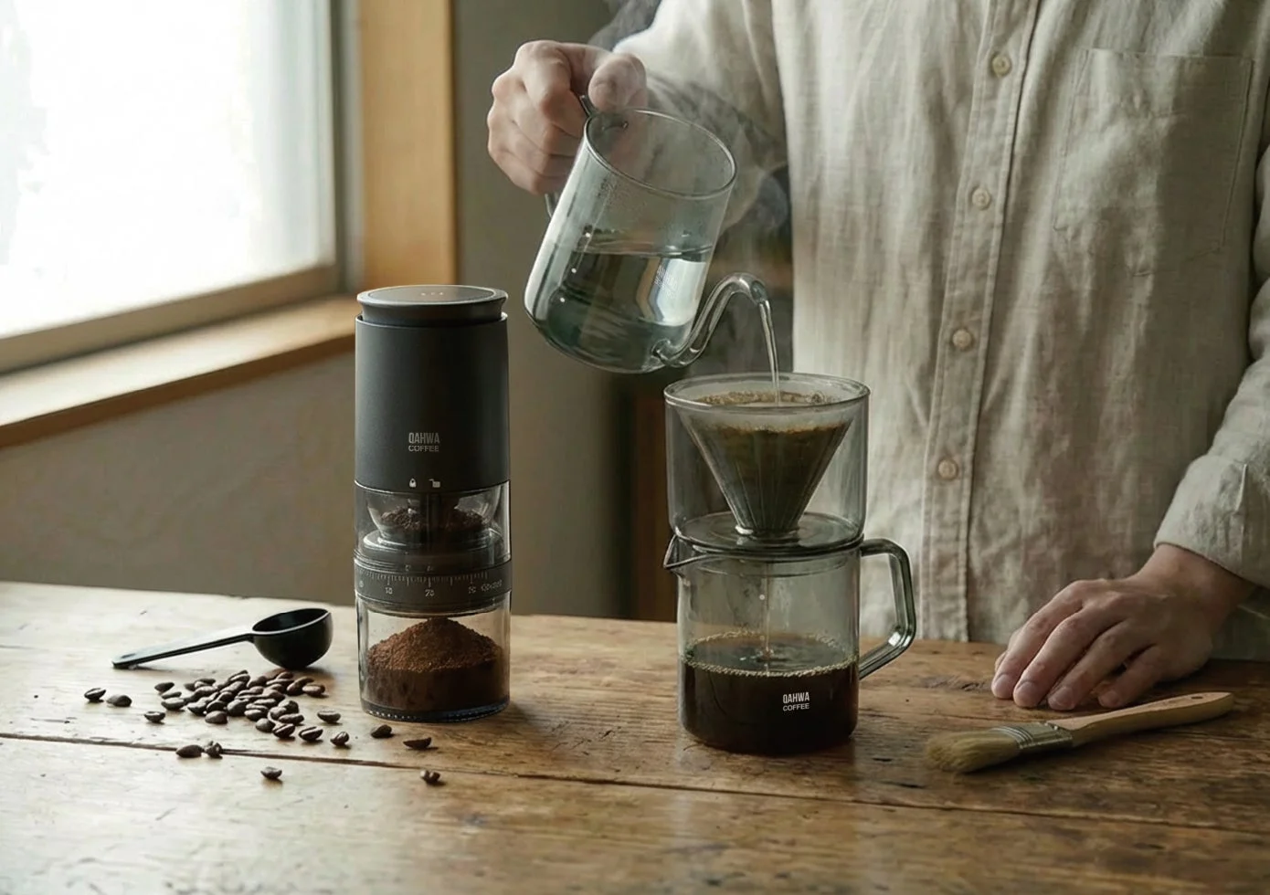 ハンドドリップでコーヒーを淹れる様子