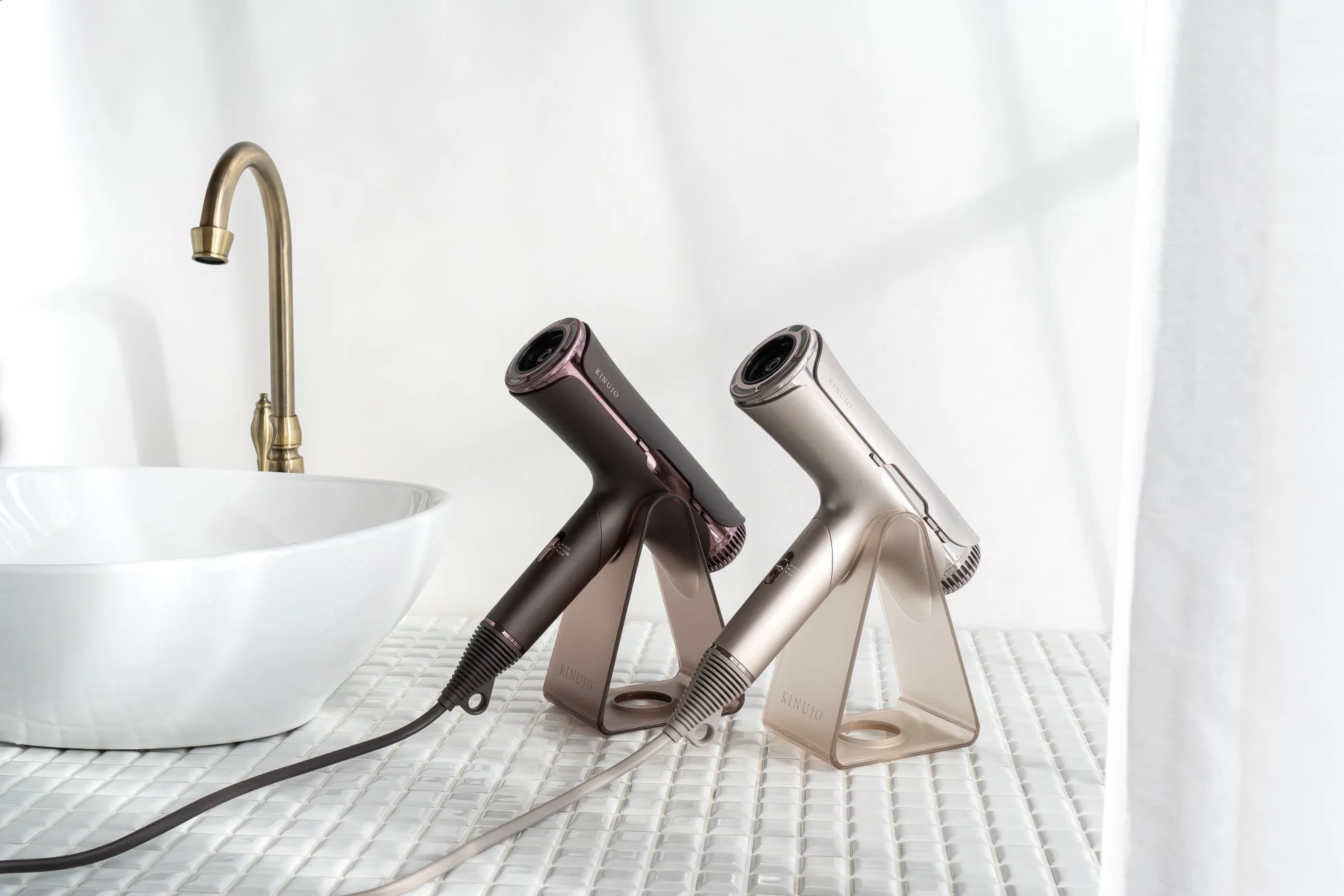 洗面台に置かれたドライヤー