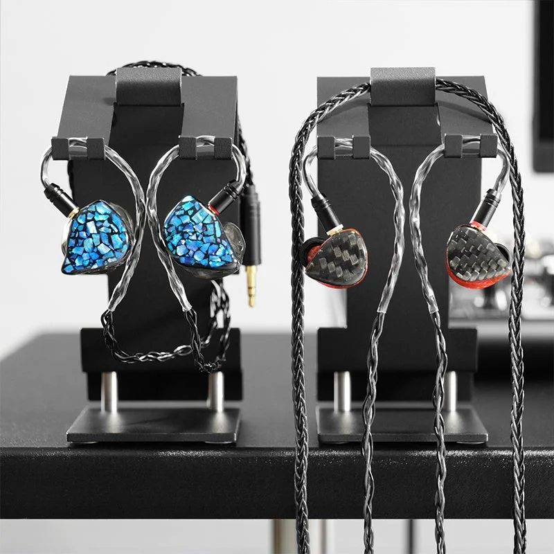 フックにIEMが掛かっている様子