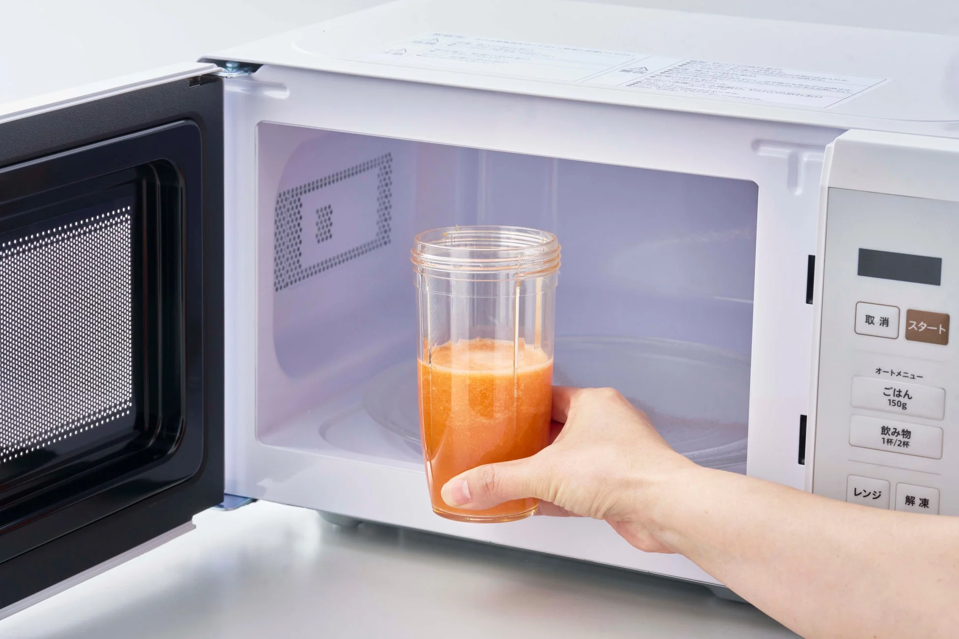 電子レンジで加熱する様子