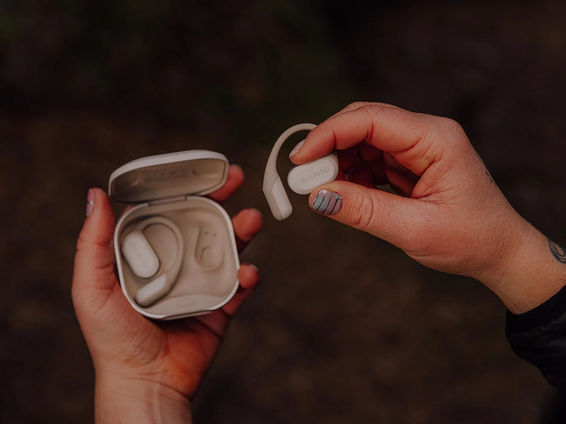 イヤホンと充電ケース