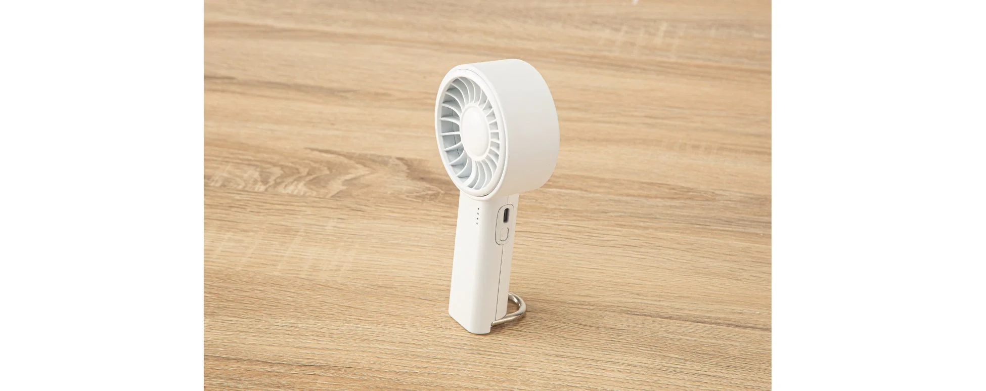 ニトリから税込999円「充電式カラビナ付きハンディファン」新発売！掛けても立てても使える2WAY仕様