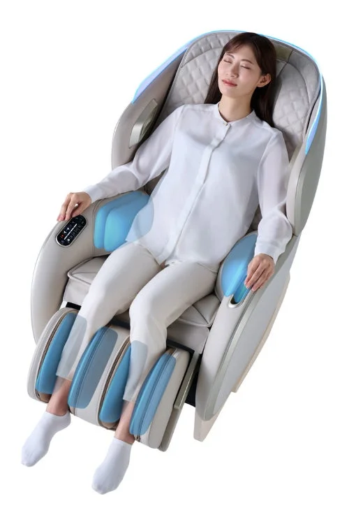 マッサージチェアに座りリラックスする女性