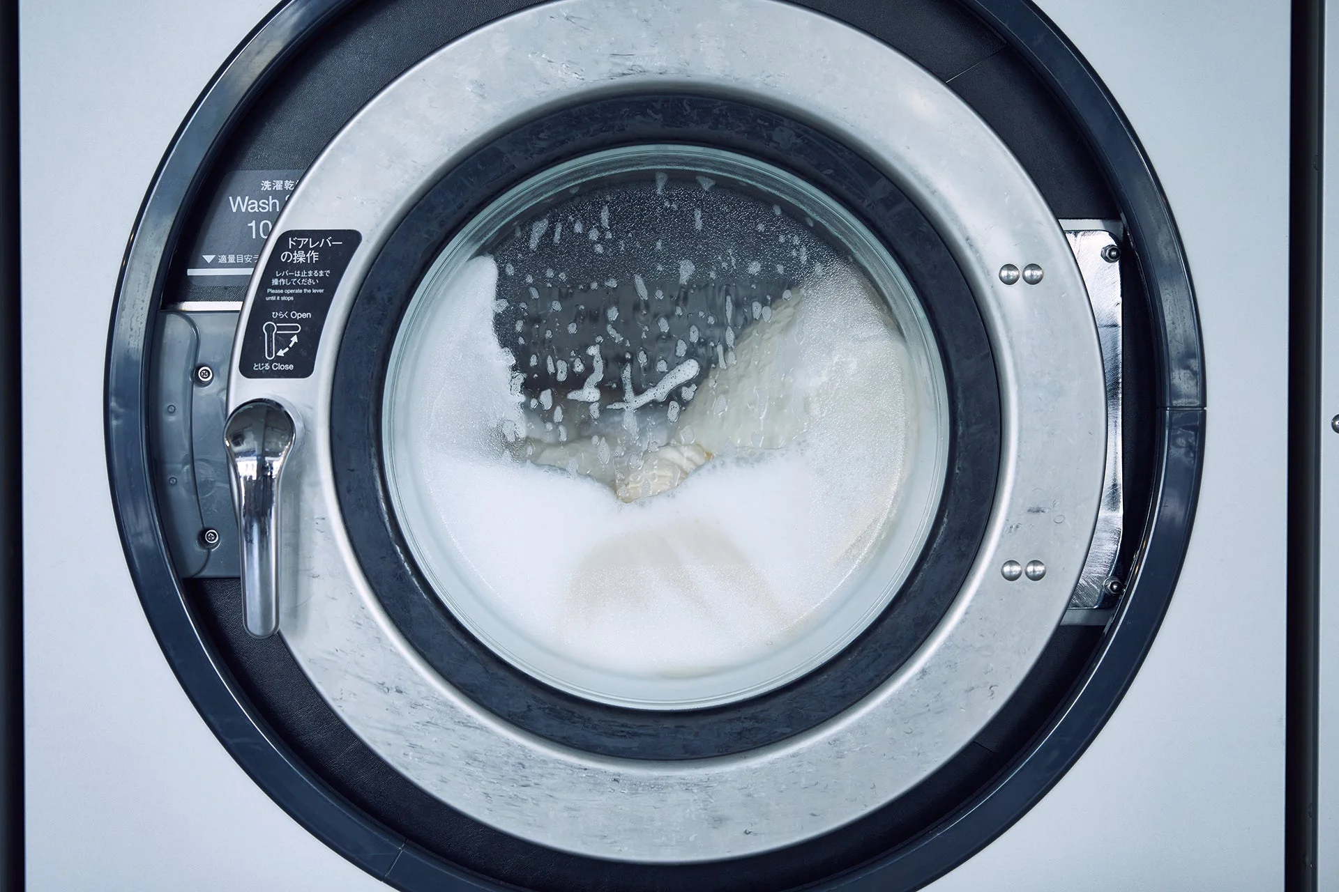洗濯中のドラム式洗濯機