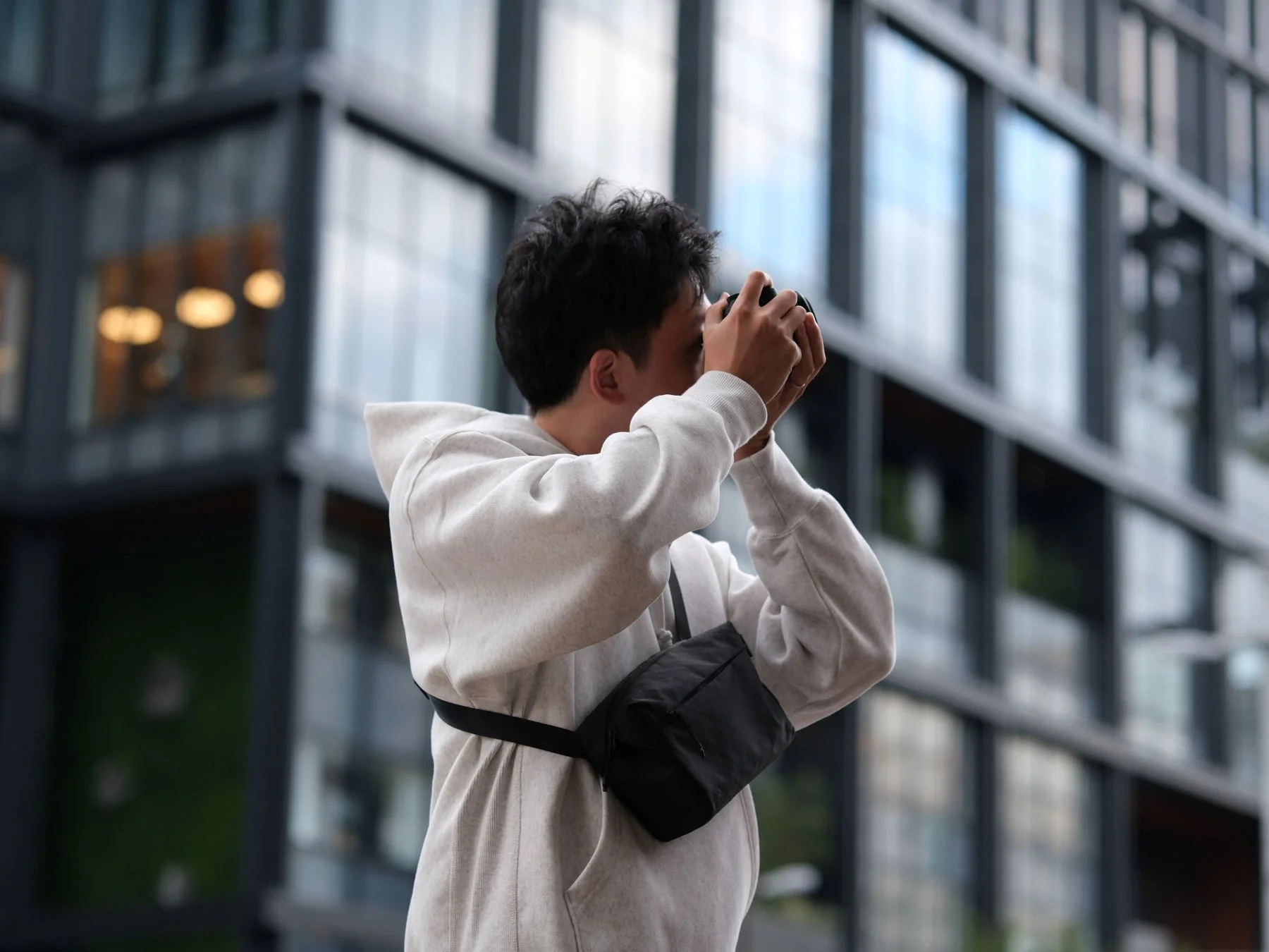 ULYSSESの新作カメラバッグ『+C SLING』先行予約受付中、完売間近！スマホ感覚でカメラを持ち出せる新体験