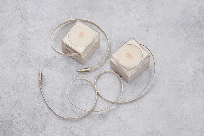 リール式ケーブルの充電器