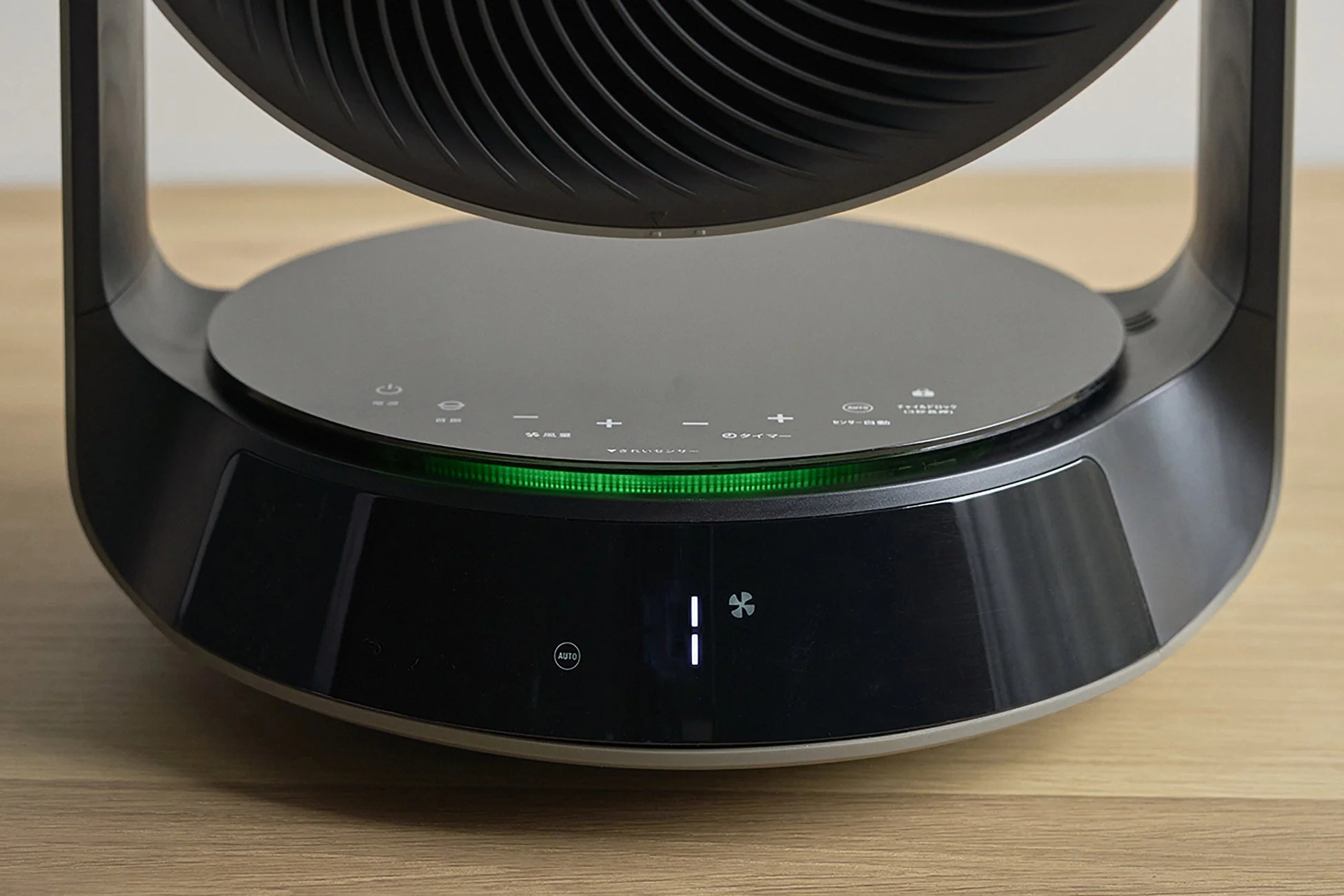 サーキュレーターの操作パネル部分、AUTOモードと風量1が表示され緑色のライトが点灯