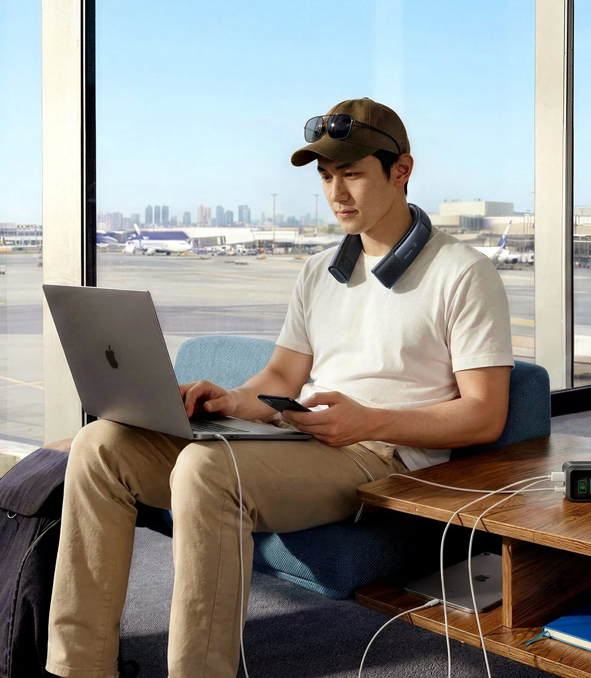 空港で利用している男性の画像