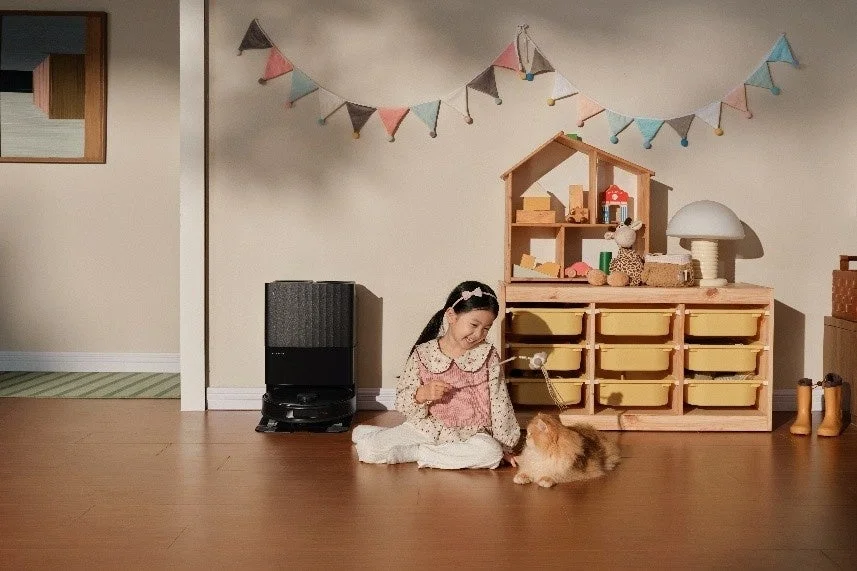 子供と猫がいる部屋でRoborock Qrevo L Proが稼働
