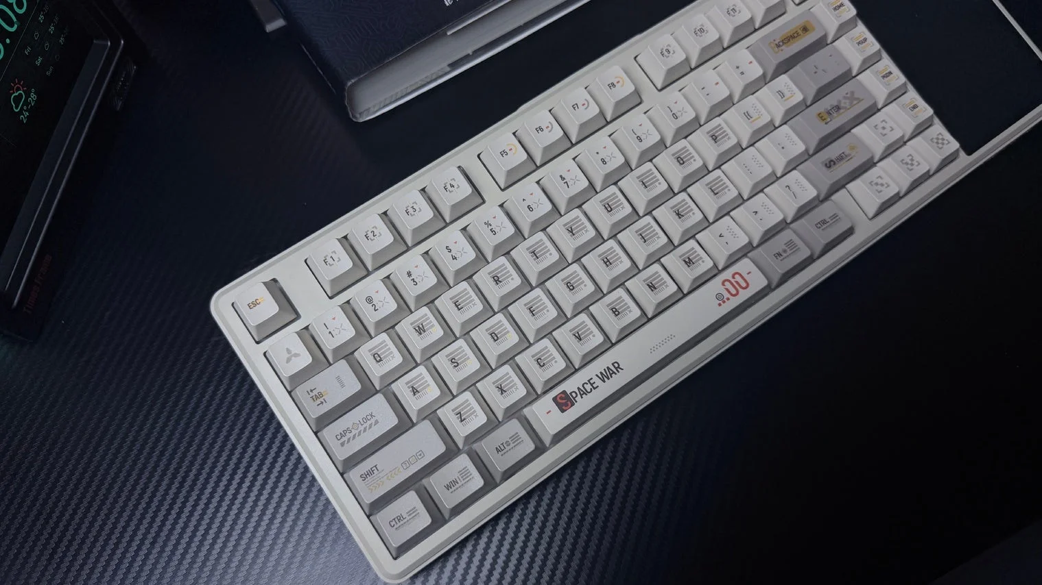 デスクに置かれたAULA L99メカニカルキーボード