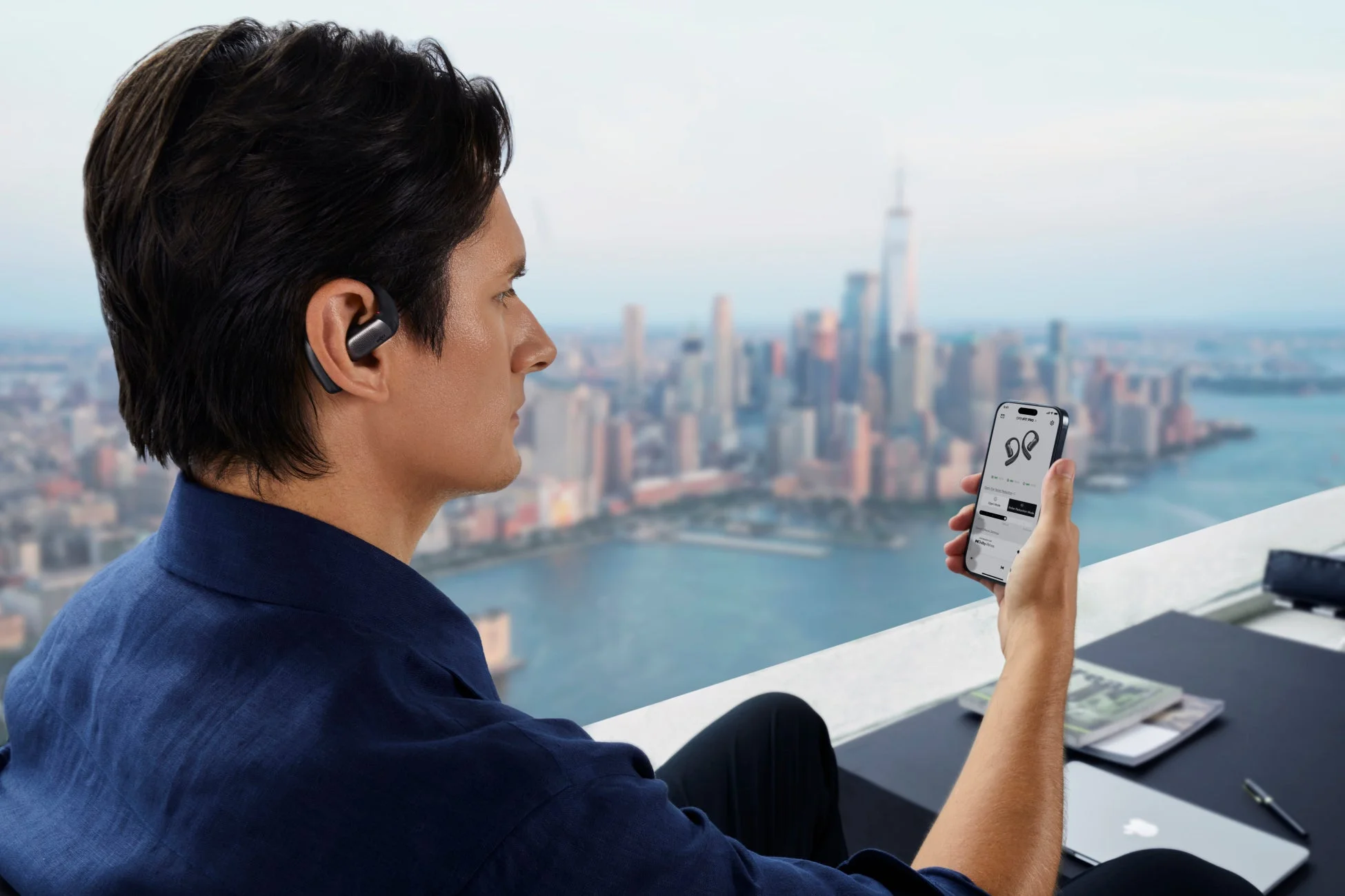 都市の風景を背景にOpenFit Proを使うイメージ
