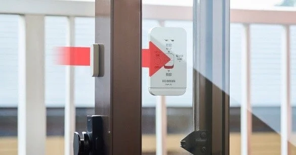 窓に設置された防犯センサー