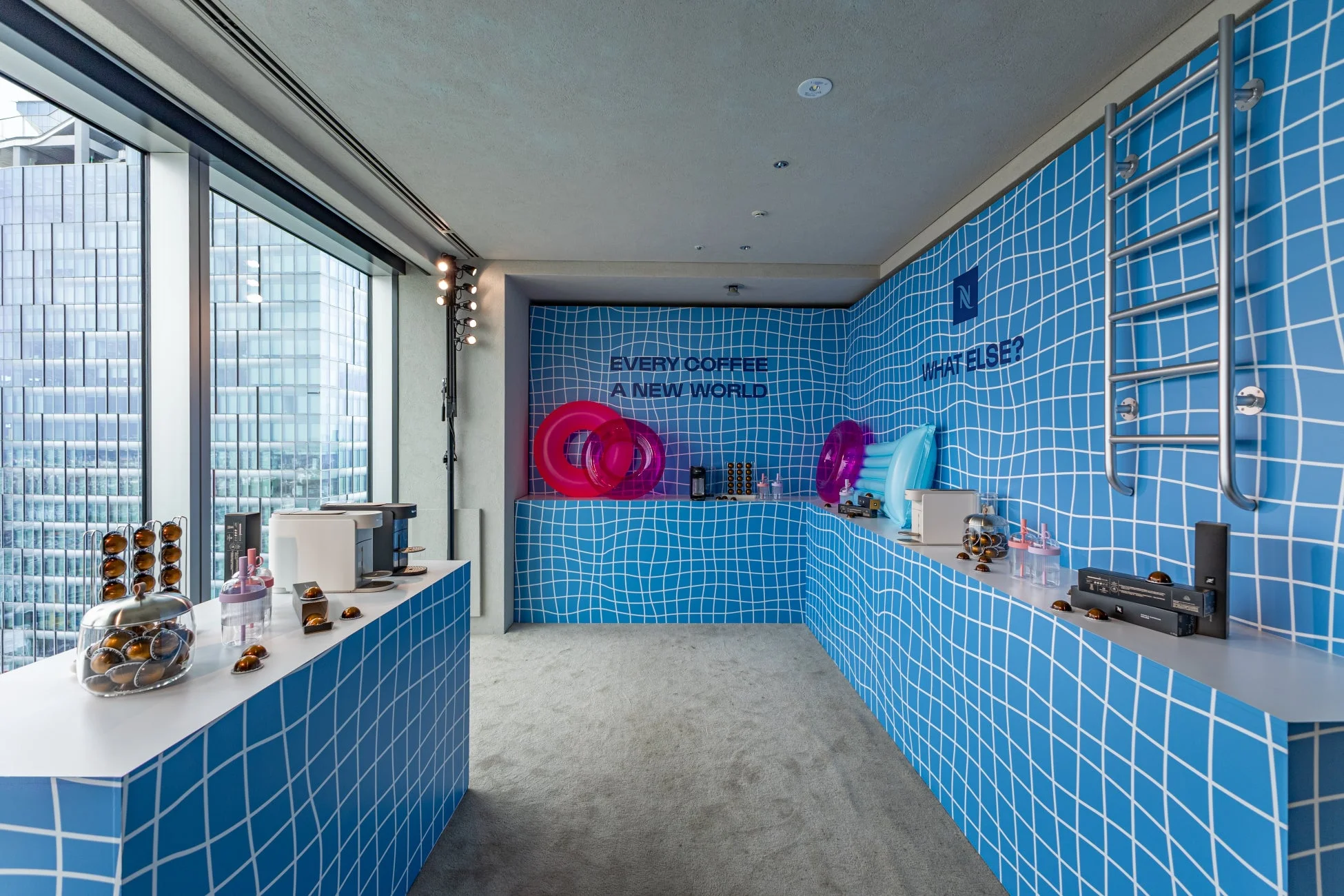 青いタイルと都市景観が特徴のPOOLコンセプトルーム