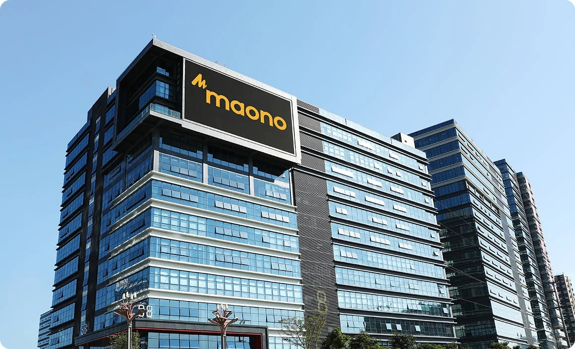 青空の下に立つ現代的なオフィスビル