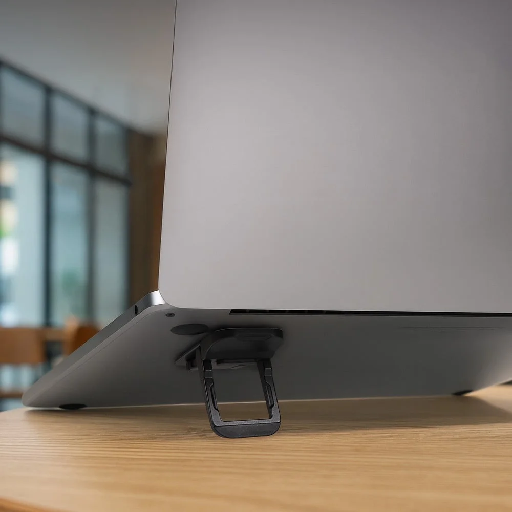 スタンドで持ち上がったノートPC