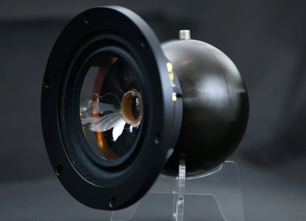 ハイエンドスピーカーブランドFeastrexが日本電気硝子のSonarion™振動板を新採用し、音質を革新