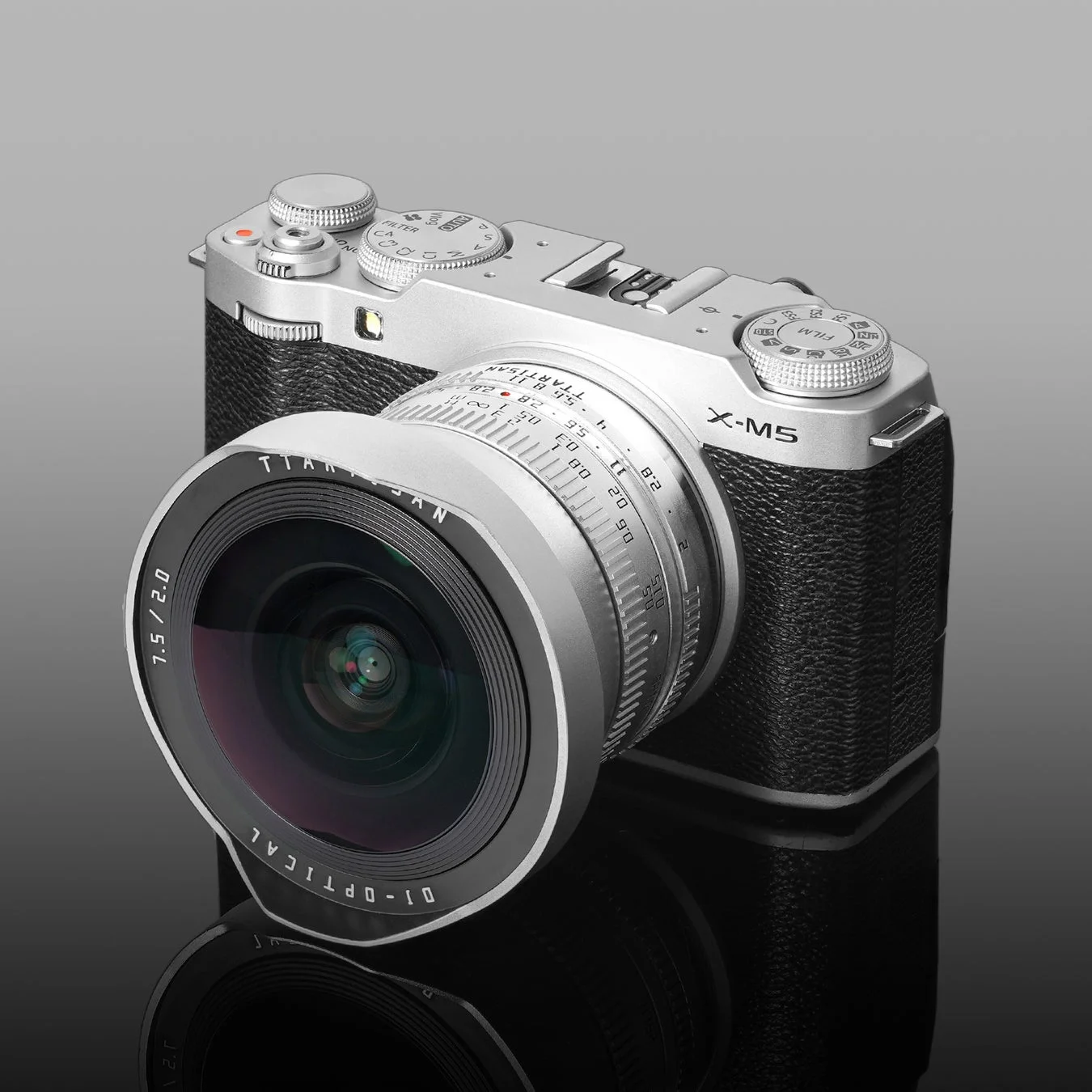 富士フイルムX-M5に装着されたTTArtisanレンズ