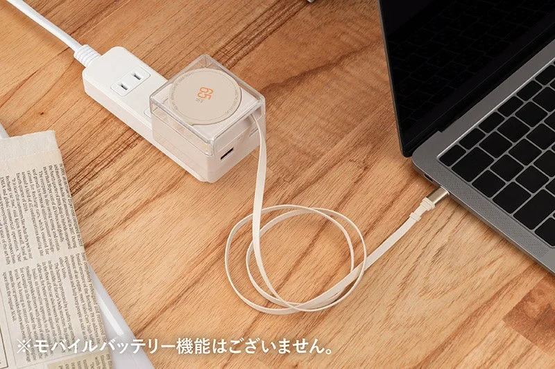 ノートパソコンを充電する様子
