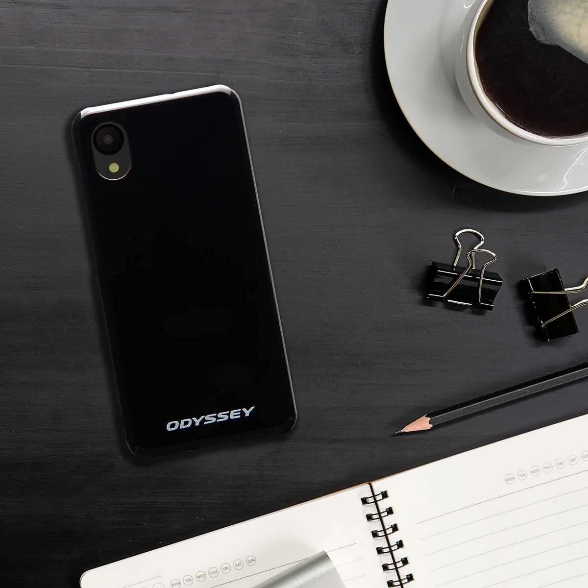 デスクに置かれたスマートフォンと文房具