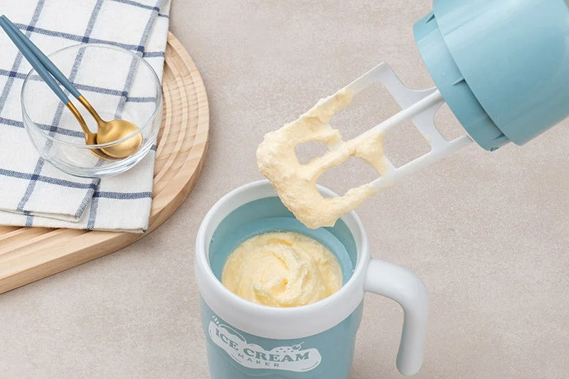 バニラアイスクリームが作られている水色のアイスクリームメーカー