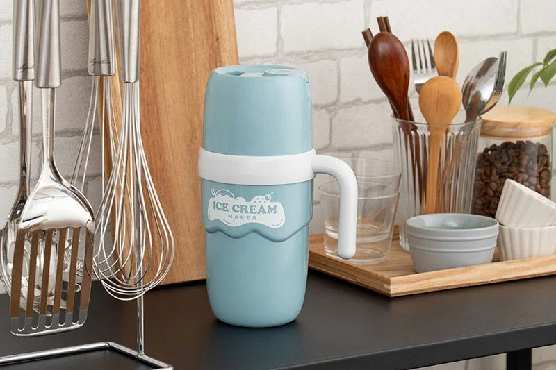 キッチンカウンターに置かれた水色のアイスクリームメーカー