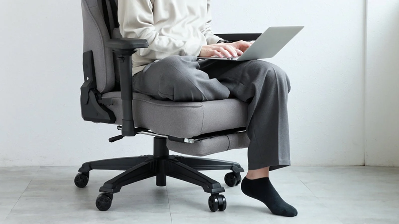 広々座面で作業する様子