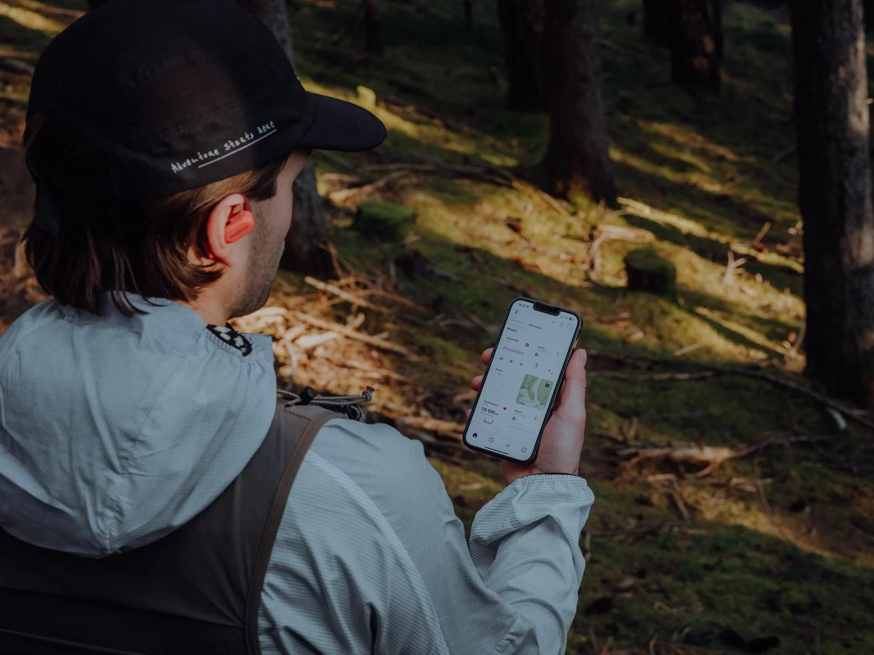 森でスマホを見る人