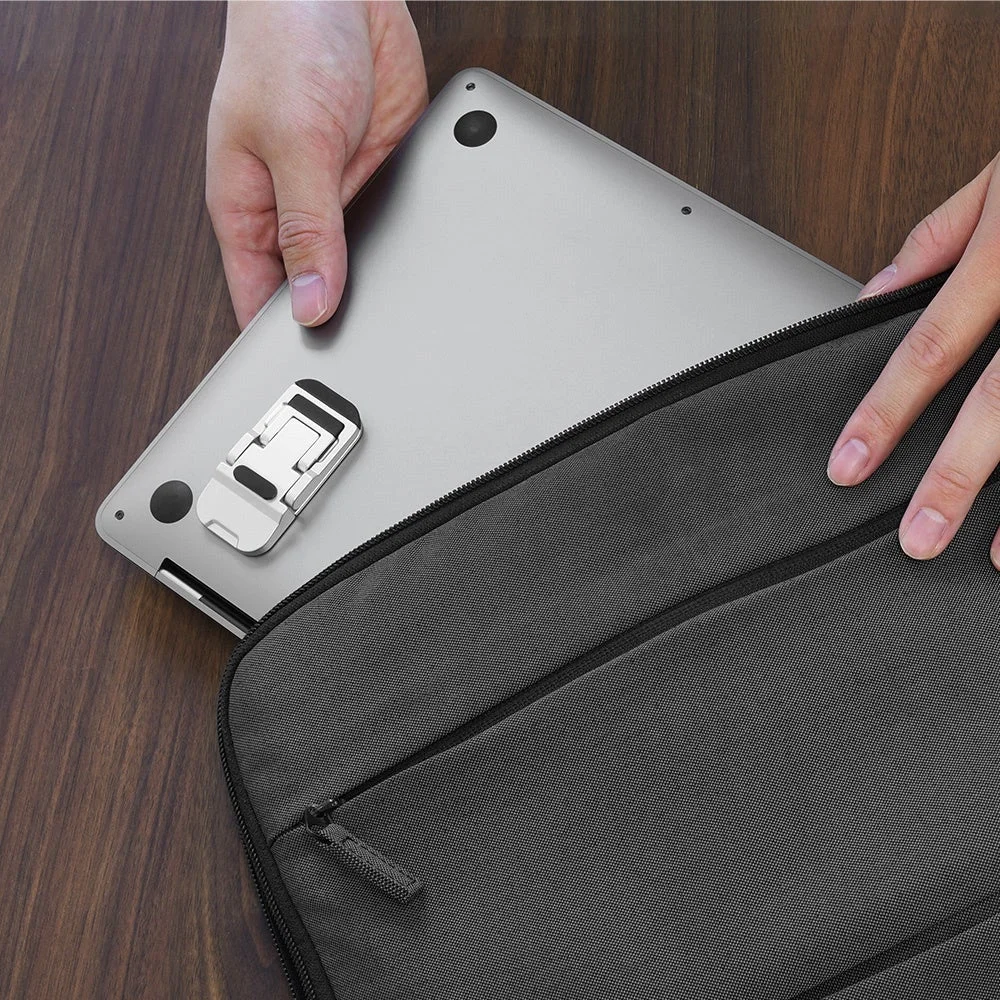 ノートPCをスリーブケースに収納する様子