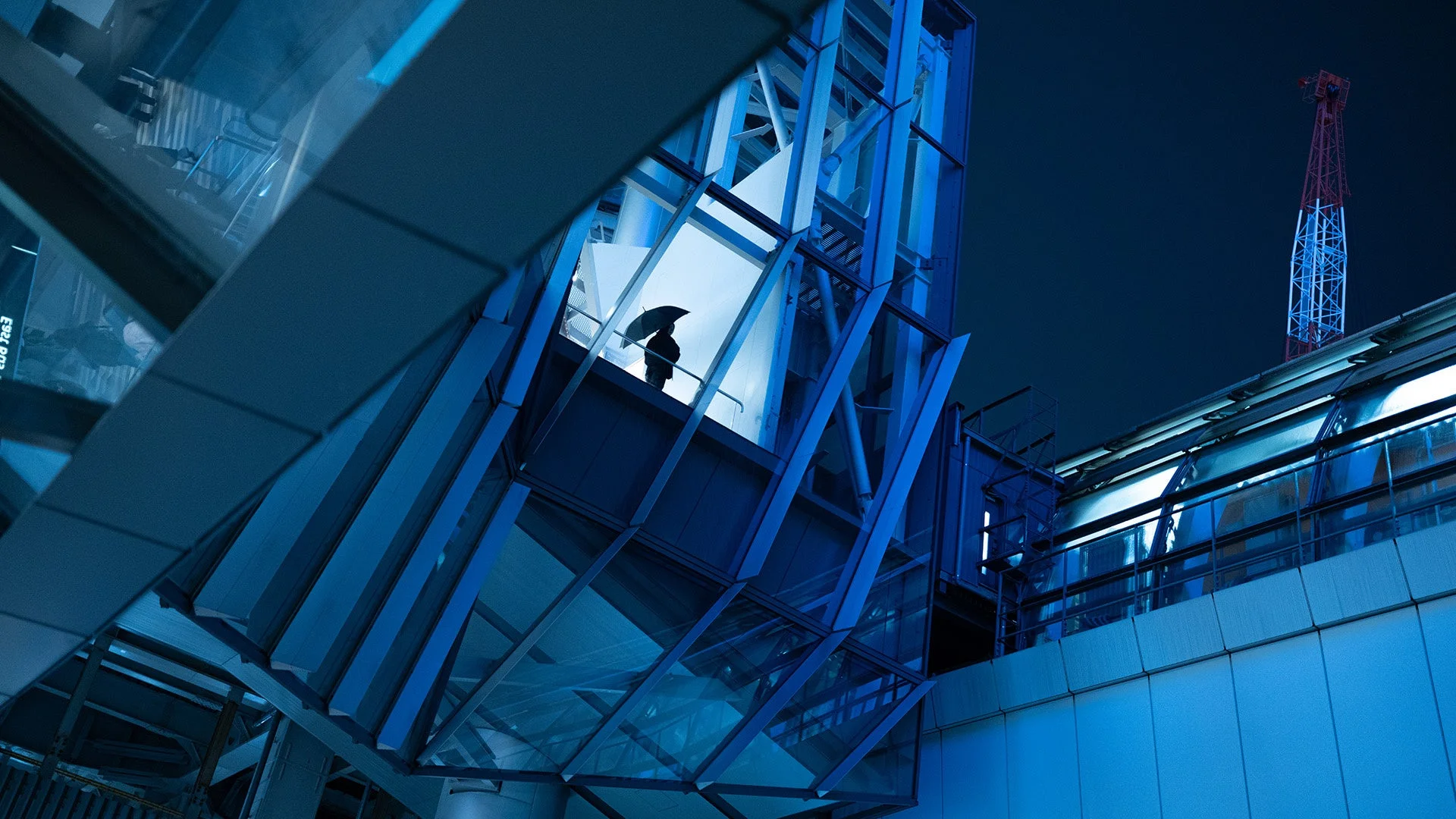 夜景と人物のシルエット