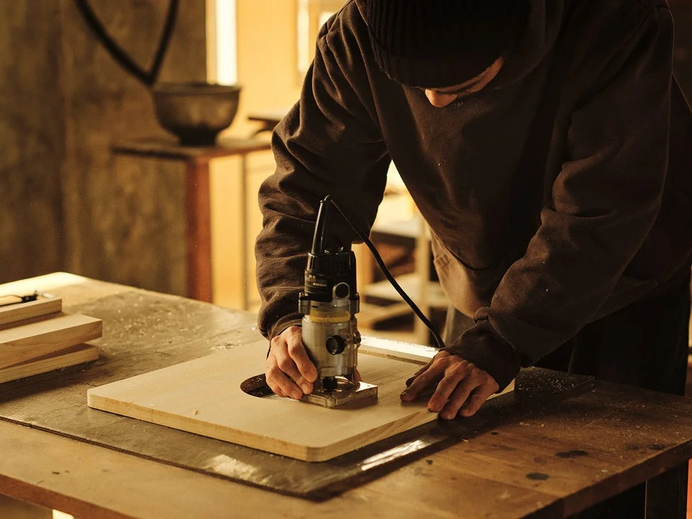 工房で職人が木材加工をしている様子
