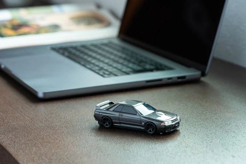 デスクでPCとともに使用されるGT-R型無線マウス