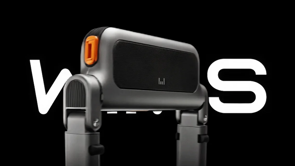 黒い背景に、スピーカーのようなデザインのモダンなガジェットが写っています。VとSの大きな白い文字が配置され、スタイリッシュな製品イメージを強調しています。