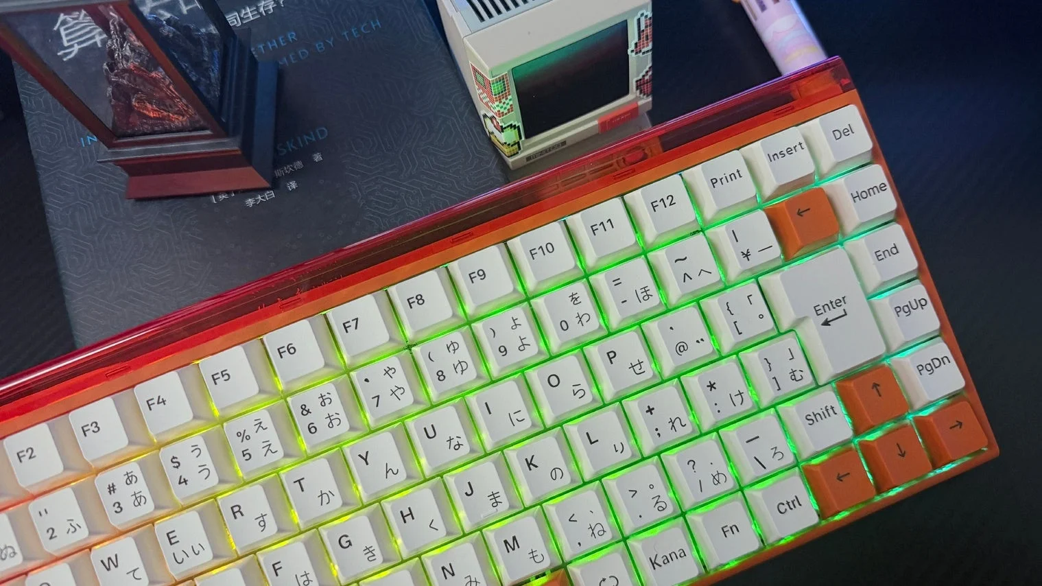 RGBライティングキーボードとデスク風景