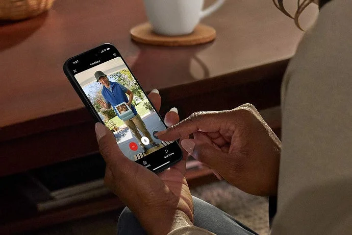 スマートフォンでビデオドアベルのライブ映像を確認する様子