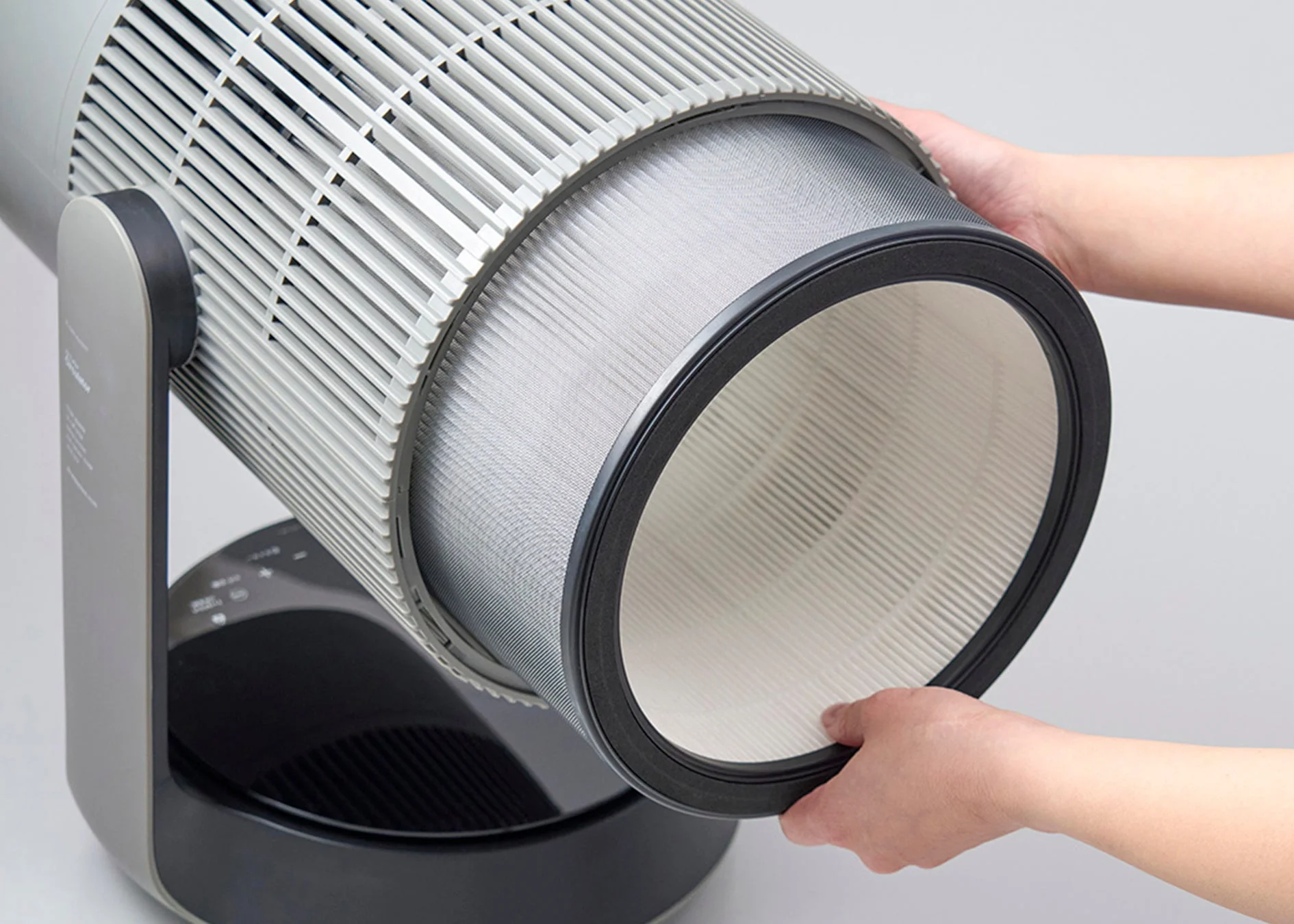 空気清浄機のフィルターを交換または取り付けしている手元のクローズアップ