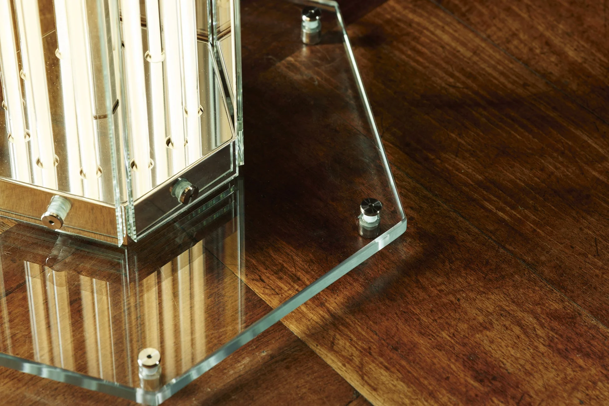 ガラスと反射素材の装飾品