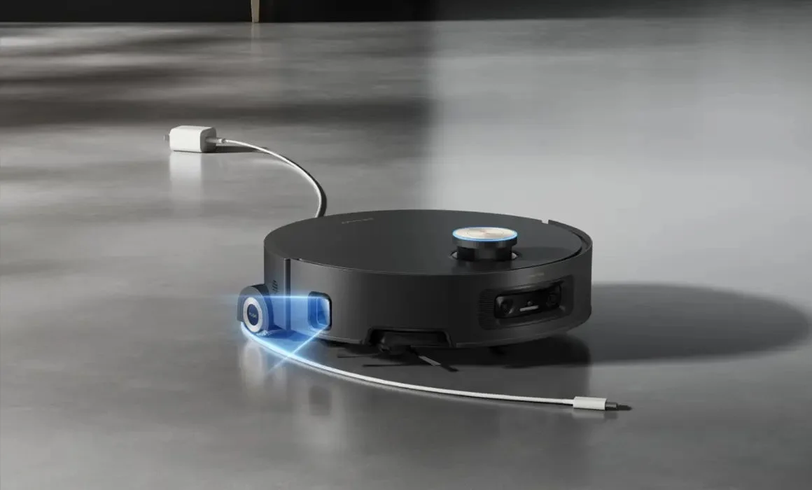 青い光を放ちながら動作するロボット掃除機