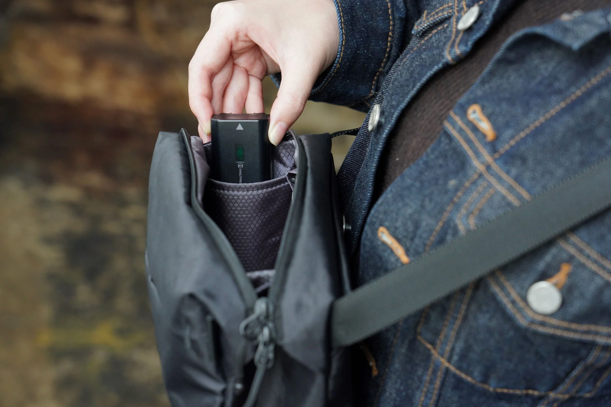 カメラ用バッテリーを収納する様子