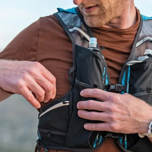 ハイドレーションベストを着用した男性がポケットを操作