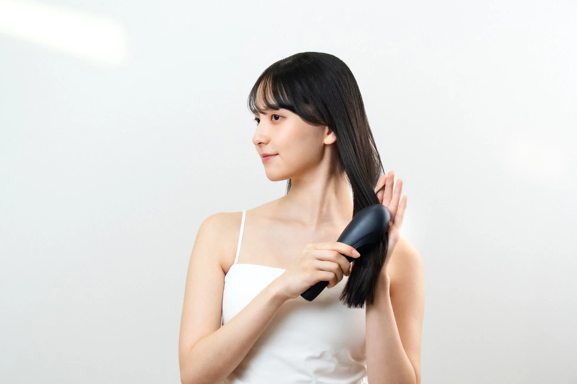 女性が髪をとかしている様子