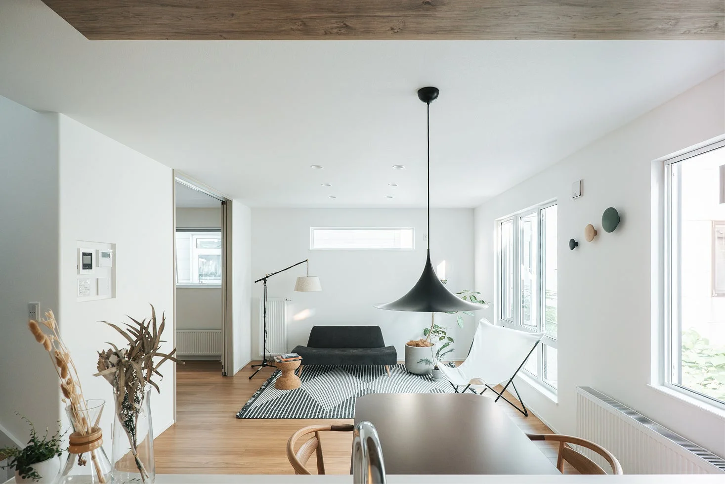 明るくモダンなリビングダイニングルーム