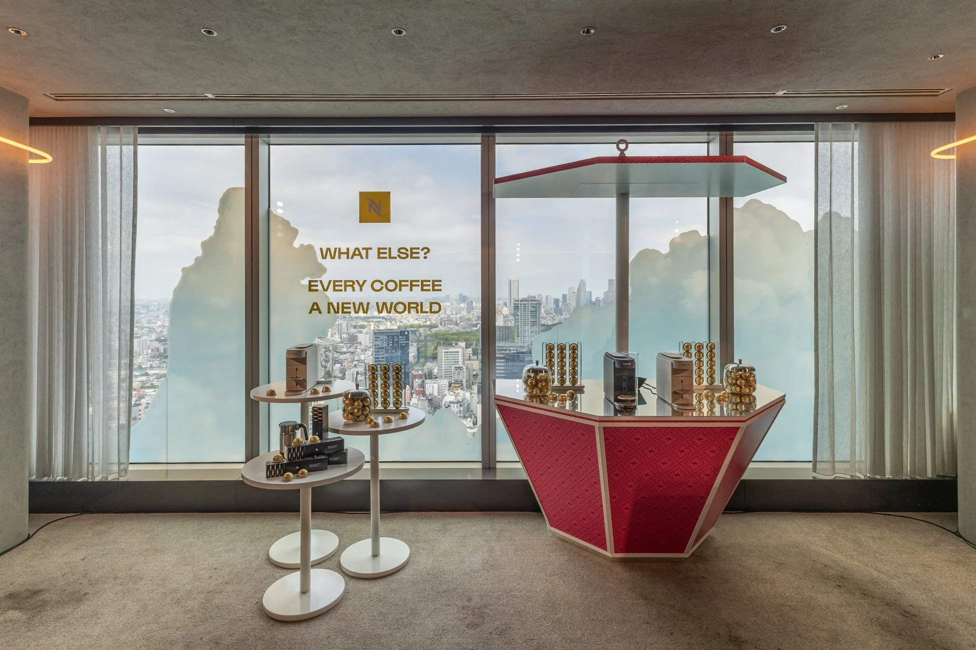 高層階の窓からシティビューを望むMORNINGコンセプトルーム