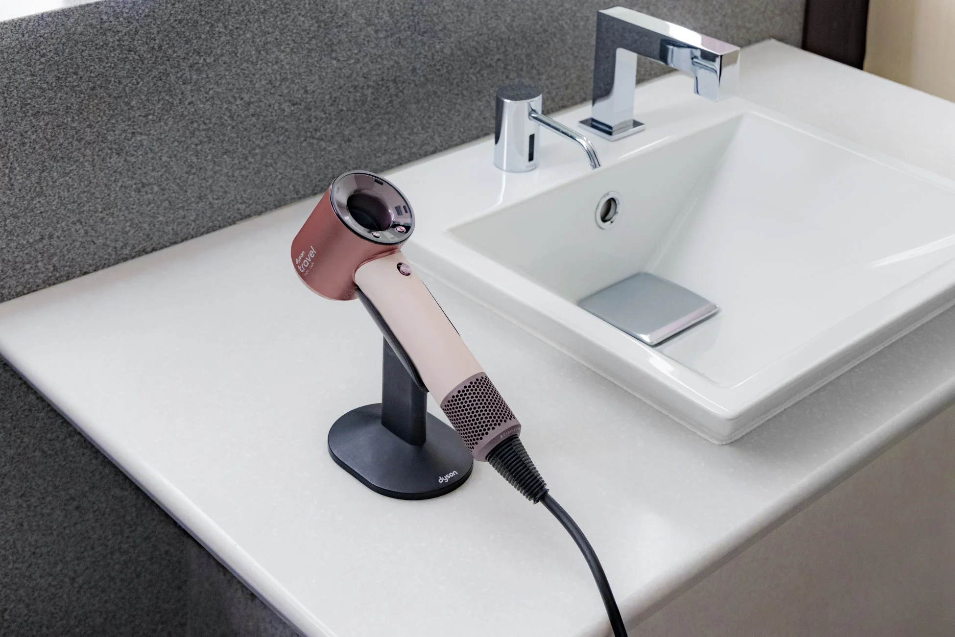 「Dyson Supersonic™ Travelヘアドライヤー」ANA SUITE LOUNGEに導入、機内・公式サイトで販売開始